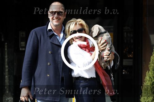 Amsterdam 4 april 2017  
Connie Witteman en Eugene v Dun metb hun puppy Rocco in amsterdam zuid.