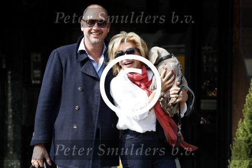 Amsterdam 4 april 2017  
Connie Witteman en Eugene v Dun metb hun puppy Rocco in amsterdam zuid.
