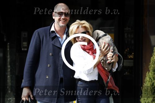 Amsterdam 4 april 2017  
Connie Witteman en Eugene v Dun metb hun puppy Rocco in amsterdam zuid.