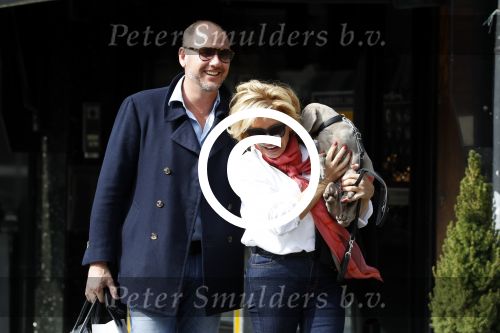 Amsterdam 4 april 2017  
Connie Witteman en Eugene v Dun metb hun puppy Rocco in amsterdam zuid.