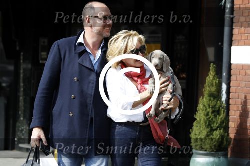 Amsterdam 4 april 2017  
Connie Witteman en Eugene v Dun metb hun puppy Rocco in amsterdam zuid.