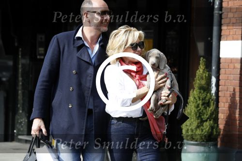 Amsterdam 4 april 2017  
Connie Witteman en Eugene v Dun metb hun puppy Rocco in amsterdam zuid.
