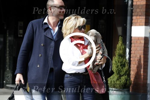 Amsterdam 4 april 2017  
Connie Witteman en Eugene v Dun metb hun puppy Rocco in amsterdam zuid.