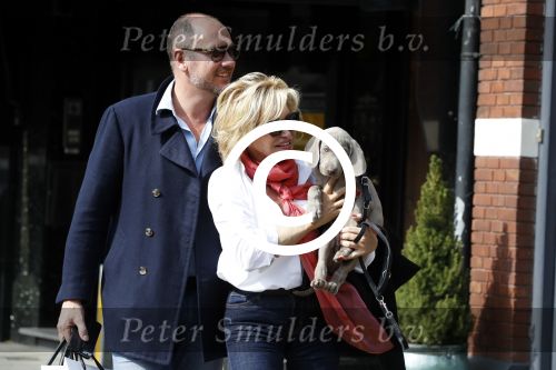 Amsterdam 4 april 2017  
Connie Witteman en Eugene v Dun metb hun puppy Rocco in amsterdam zuid.