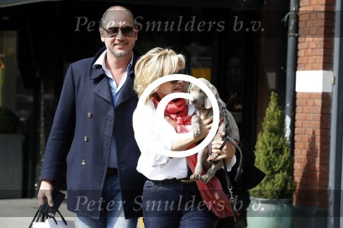 Amsterdam 4 april 2017  
Connie Witteman en Eugene v Dun metb hun puppy Rocco in amsterdam zuid.