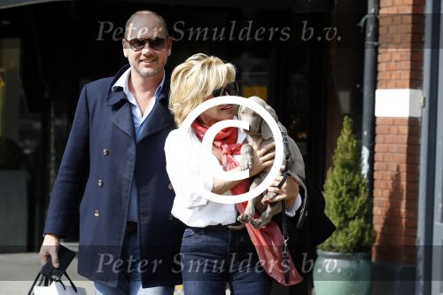 Amsterdam 4 april 2017  
Connie Witteman en Eugene v Dun metb hun puppy Rocco in amsterdam zuid.