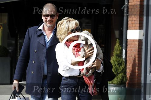 Amsterdam 4 april 2017  
Connie Witteman en Eugene v Dun metb hun puppy Rocco in amsterdam zuid.