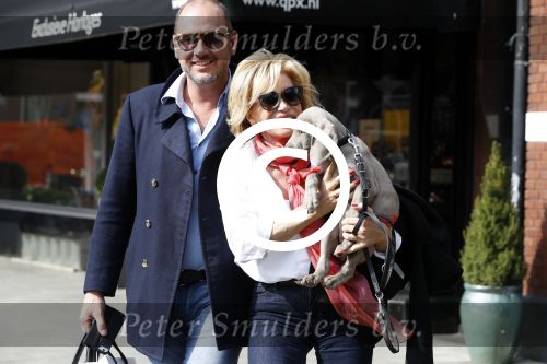 Amsterdam 4 april 2017  
Connie Witteman en Eugene v Dun metb hun puppy Rocco in amsterdam zuid.