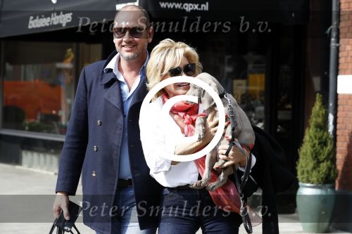 Amsterdam 4 april 2017  
Connie Witteman en Eugene v Dun metb hun puppy Rocco in amsterdam zuid.