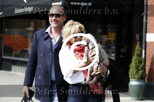 Amsterdam 4 april 2017  
Connie Witteman en Eugene v Dun metb hun puppy Rocco in amsterdam zuid.