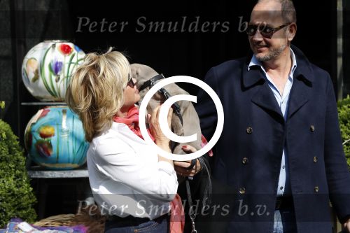 Amsterdam 4 april 2017  
Connie Witteman en Eugene v Dun metb hun puppy Rocco in amsterdam zuid.