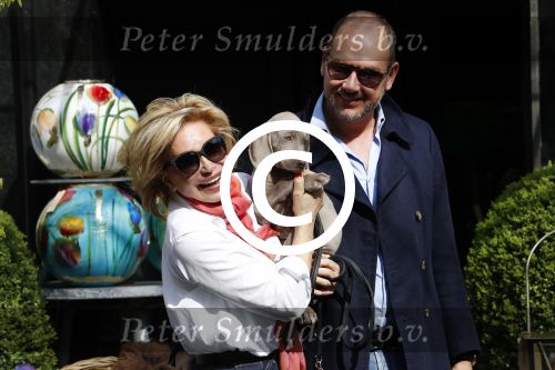 Amsterdam 4 april 2017  
Connie Witteman en Eugene v Dun metb hun puppy Rocco in amsterdam zuid.
