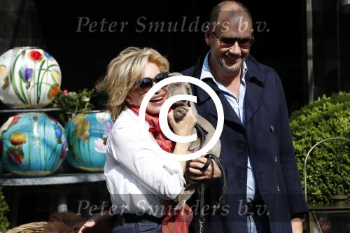 Amsterdam 4 april 2017  
Connie Witteman en Eugene v Dun metb hun puppy Rocco in amsterdam zuid.