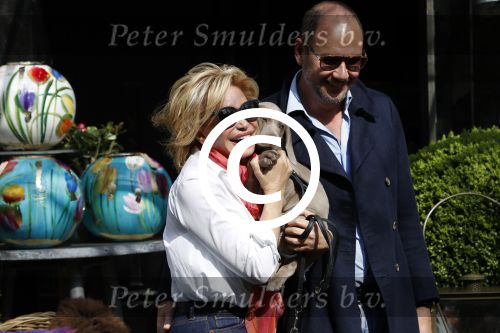 Amsterdam 4 april 2017  
Connie Witteman en Eugene v Dun metb hun puppy Rocco in amsterdam zuid.