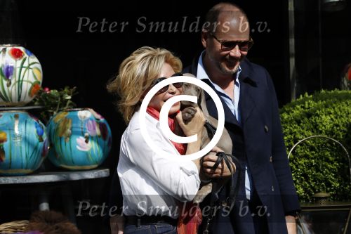 Amsterdam 4 april 2017  
Connie Witteman en Eugene v Dun metb hun puppy Rocco in amsterdam zuid.