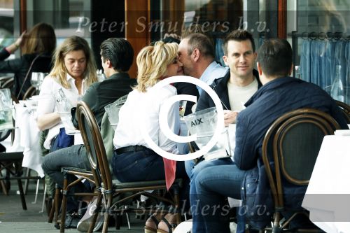 Amsterdam 10 april 2017
Connie Breukehoven met Eugene v Dun op terras.