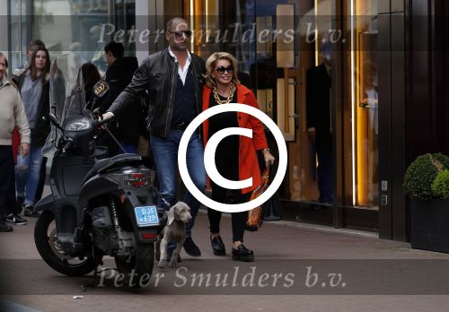Amsterdam 29 april 2017
Connie Witteman met vriend Eugene v Dun met hun hond op de pc hooftstraat