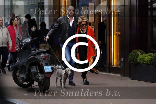 Amsterdam 29 april 2017
Connie Witteman met vriend Eugene v Dun met hun hond op de pc hooftstraat