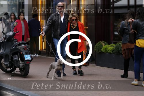 Amsterdam 29 april 2017
Connie Witteman met vriend Eugene v Dun met hun hond op de pc hooftstraat