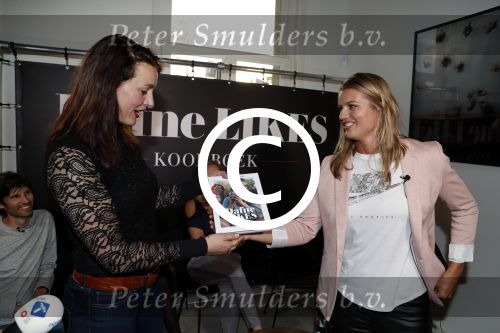 Amsterdam 9 mei 2017 
Presentatie boek Dafne Schippers en haar zus Sanne . Titel van het boek is Dafne Likes. Edith Bos krijgt het eerste exemplaar