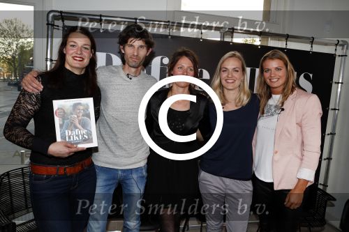 Amsterdam 9 mei 2017 
Presentatie boek Dafne Schippers en haar zus Sanne . Titel van het boek is Dafne Likes. Edith Bos krijgt het eerste exemplaar