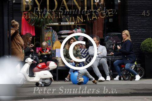 Amsterdam 3 april 2017 
Danie Bles met haar zoon en vader Jos Bles en zijn vrouw Marlene voor de winkel van Danie op de cornelis schuytstraat