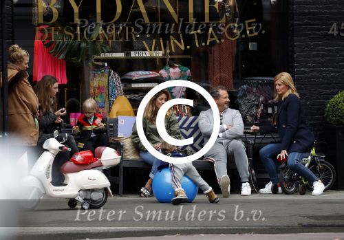 Amsterdam 3 april 2017 
Danie Bles met haar zoon en vader Jos Bles en zijn vrouw Marlene voor de winkel van Danie op de cornelis schuytstraat