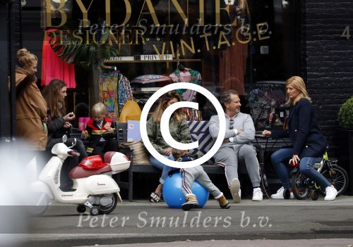 Amsterdam 3 april 2017 
Danie Bles met haar zoon en vader Jos Bles en zijn vrouw Marlene voor de winkel van Danie op de cornelis schuytstraat