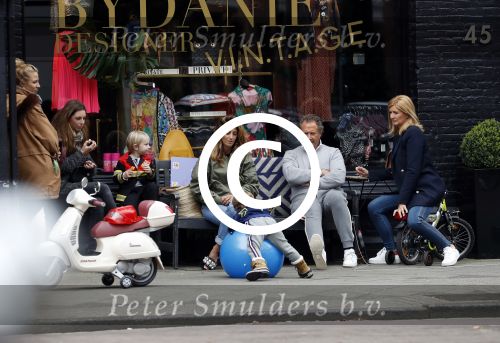Amsterdam 3 april 2017 
Danie Bles met haar zoon en vader Jos Bles en zijn vrouw Marlene voor de winkel van Danie op de cornelis schuytstraat