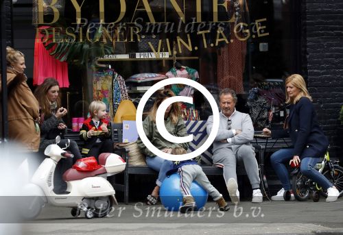 Amsterdam 3 april 2017 
Danie Bles met haar zoon en vader Jos Bles en zijn vrouw Marlene voor de winkel van Danie op de cornelis schuytstraat