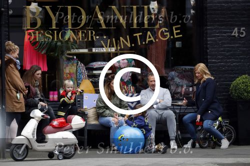 Amsterdam 3 april 2017 
Danie Bles met haar zoon en vader Jos Bles en zijn vrouw Marlene voor de winkel van Danie op de cornelis schuytstraat