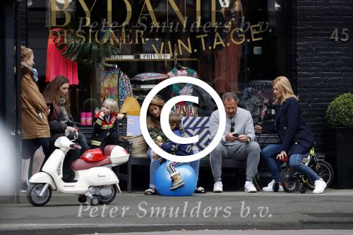 Amsterdam 3 april 2017 
Danie Bles met haar zoon en vader Jos Bles en zijn vrouw Marlene voor de winkel van Danie op de cornelis schuytstraat