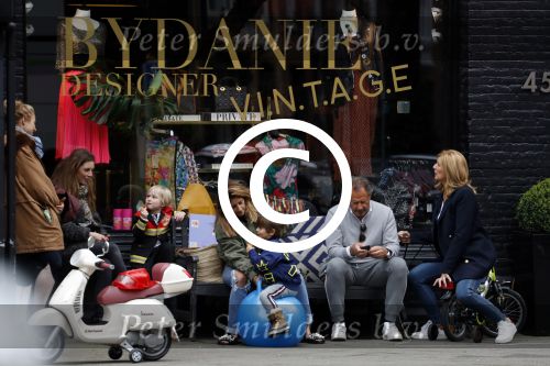 Amsterdam 3 april 2017 
Danie Bles met haar zoon en vader Jos Bles en zijn vrouw Marlene voor de winkel van Danie op de cornelis schuytstraat