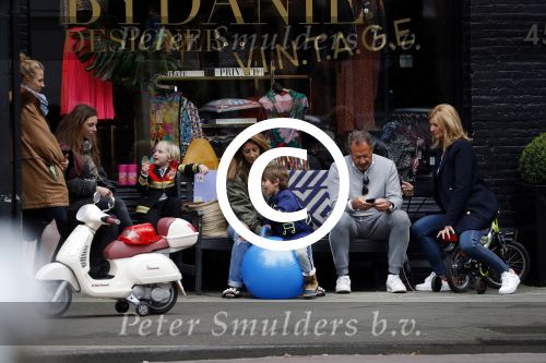 Amsterdam 3 april 2017 
Danie Bles met haar zoon en vader Jos Bles en zijn vrouw Marlene voor de winkel van Danie op de cornelis schuytstraat
