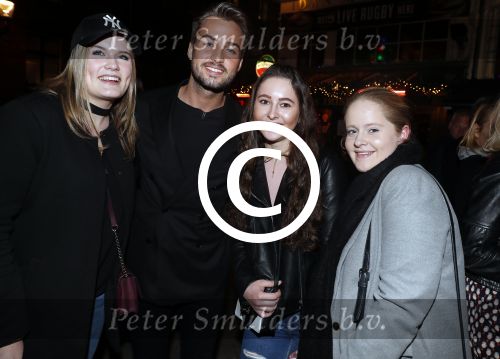 Amsterdam 1 april 2017
Dave en Donny Roelvink open Club Hermanos op het Leidse plein.
Papa Dries Honoria mama Lucienne en de vriendinnen  Amije ( Donny)  en Julia (Dave) waren erbij. dave met fans