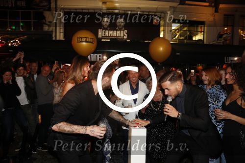 Amsterdam 1 april 2017
Dave en Donny Roelvink open Club Hermanos op het Leidse plein.
Papa Dries Honoria mama Lucienne en de vriendinnen  Amije ( Donny)  en Julia (Dave) waren erbij.