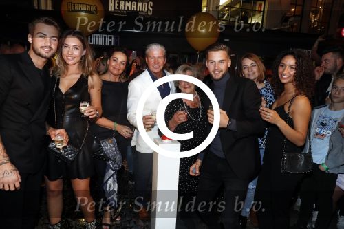 Amsterdam 1 april 2017
Dave en Donny Roelvink open Club Hermanos op het Leidse plein.
Papa Dries Honoria mama Lucienne en de vriendinnen  Amije ( Donny)  en Julia (Dave) waren erbij.