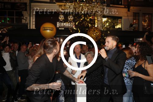 Amsterdam 1 april 2017
Dave en Donny Roelvink open Club Hermanos op het Leidse plein.
Papa Dries Honoria mama Lucienne en de vriendinnen  Amije ( Donny)  en Julia (Dave) waren erbij.