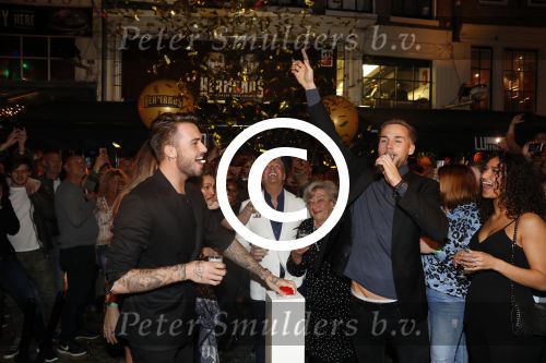 Amsterdam 1 april 2017
Dave en Donny Roelvink open Club Hermanos op het Leidse plein.
Papa Dries Honoria mama Lucienne en de vriendinnen  Amije ( Donny)  en Julia (Dave) waren erbij.