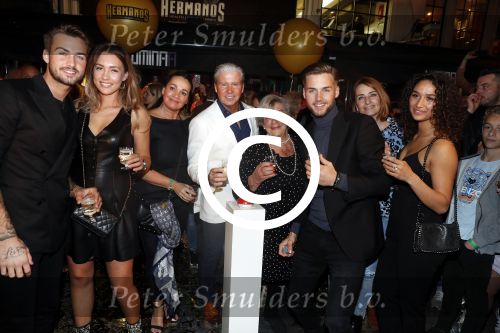 Amsterdam 1 april 2017
Dave en Donny Roelvink open Club Hermanos op het Leidse plein.
Papa Dries Honoria mama Lucienne en de vriendinnen  Amije ( Donny)  en Julia (Dave) waren erbij.