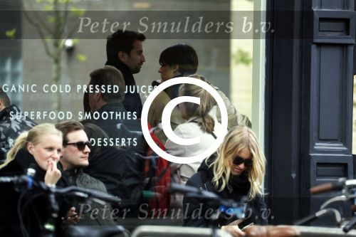 Amsterdam 29 april 2017
Zanger Dotan met (een) vriendin opm terras en op straat in Amsterdam zuid.