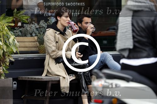 Amsterdam 29 april 2017
Zanger Dotan met (een) vriendin opm terras en op straat in Amsterdam zuid.