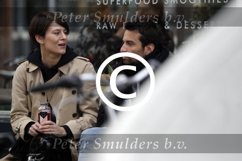 Amsterdam 29 april 2017
Zanger Dotan met (een) vriendin opm terras en op straat in Amsterdam zuid.