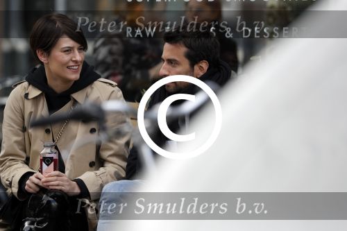 Amsterdam 29 april 2017
Zanger Dotan met (een) vriendin opm terras en op straat in Amsterdam zuid.