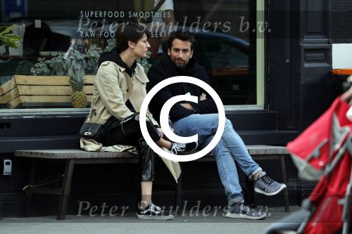 Amsterdam 29 april 2017
Zanger Dotan met (een) vriendin opm terras en op straat in Amsterdam zuid.
