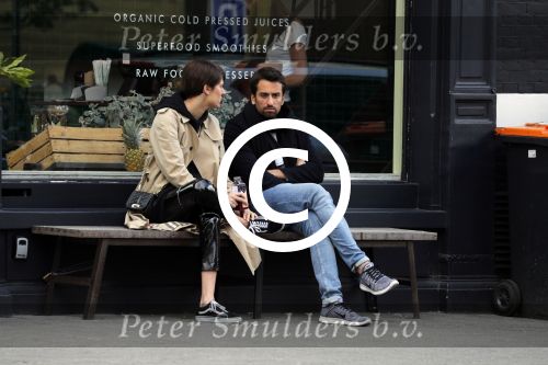 Amsterdam 29 april 2017
Zanger Dotan met (een) vriendin opm terras en op straat in Amsterdam zuid.