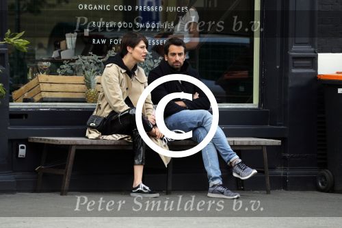 Amsterdam 29 april 2017
Zanger Dotan met (een) vriendin opm terras en op straat in Amsterdam zuid.