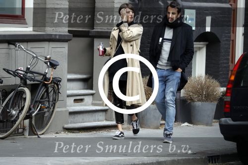 Amsterdam 29 april 2017
Zanger Dotan met (een) vriendin opm terras en op straat in Amsterdam zuid.