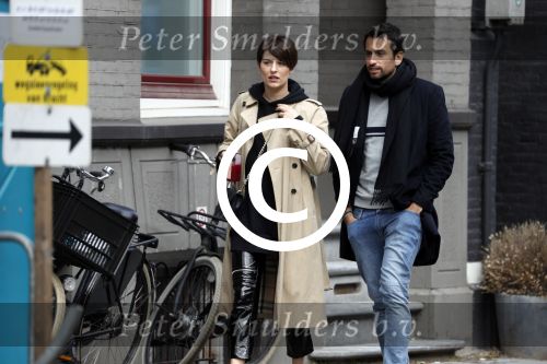 Amsterdam 29 april 2017
Zanger Dotan met (een) vriendin opm terras en op straat in Amsterdam zuid.