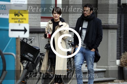 Amsterdam 29 april 2017
Zanger Dotan met (een) vriendin opm terras en op straat in Amsterdam zuid.